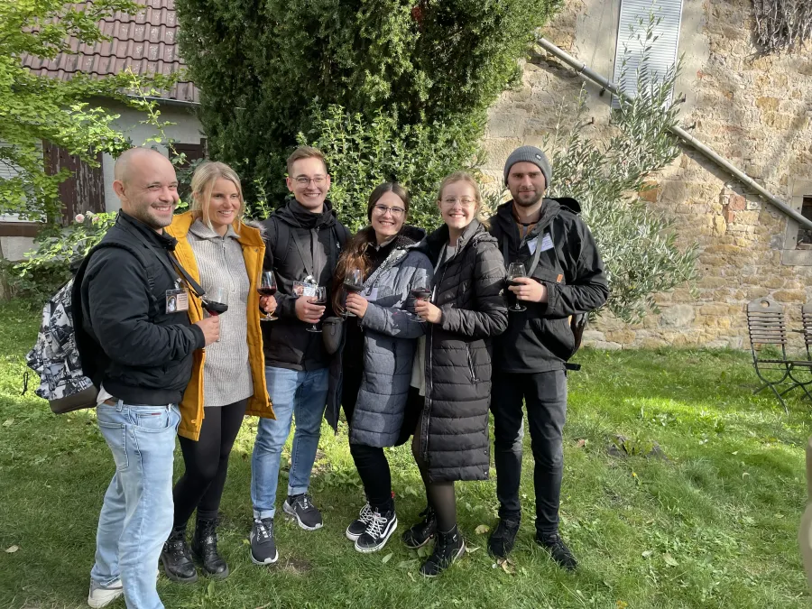 Tourgruppe beim Anstoßen im Weinberg